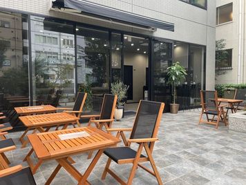 屋外カフェスペースです☕
※最大8名 - Relax one K渋谷 Relax one K渋谷｜マルシェ・ロケ撮影📷の室内の写真