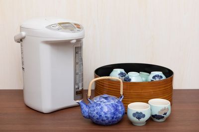 お茶のセットと、電気ポットのご使用は無料です。烏龍茶のティーパックをご用意してあります。 - 寺子屋大吉 広々２階‼️和室付き18畳のアンティーク洋室の設備の写真