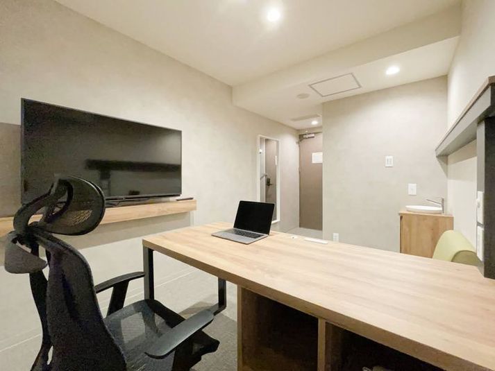静かなスペースでお仕事に最適 - ホテルグリーンコア＋１ 完全個室ワーキングルームの室内の写真