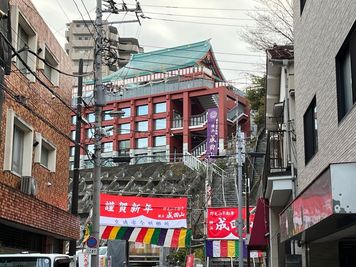 目の前に成田山不動尊がございます - 桜木町駅４分 Happyレンタルスペース 樂悠空間二号店 🏆桜木町4分HAPPY 樂悠空間二号店 💛大人空間🤍🌈の室内の写真