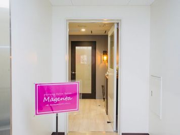 玄関の外観です。ピンク色の看板が立っています♪ - Magenta栄の入口の写真