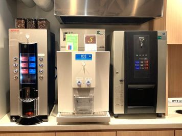 コーヒーマシン・製氷機・給茶機がございます。 - Workmedi新宿 ワークメディ会議室Aの設備の写真