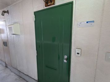 部屋の入口です - 桂駅東口 oze room レンタルスペースの入口の写真