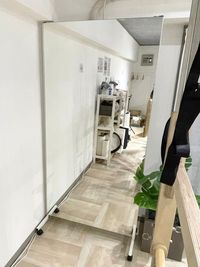 移動式鏡。動作の確認をしていただけます。 - SHIBUYA Pilates studio２【Aスペース】 渋谷で一番安い　最高品質な”マシン”ピラティスのスタジオの設備の写真