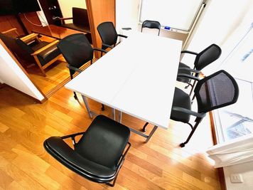 補助の折りたたみ椅子（2脚）は冷蔵庫の横に置いてあります。 - レンタルスペースBN熊本 ビジネス向け多目的コミュニティスペースの室内の写真