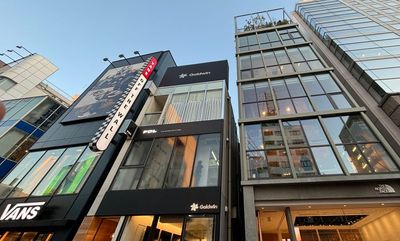 - 明治通り沿い路面店　- 広々とした56㎡超のスペース 大型LEDビジョン付き、多目的スペースの外観の写真