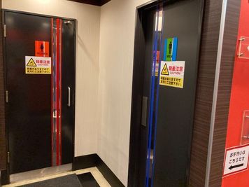 カラオケビッグエコー　なんばアムザ店 《9名利用》会議・打ち合わせ用ワークルーム【Type L】の室内の写真