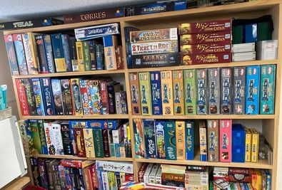 ４００種類のボードゲームをご用意しております（写真は一部です） - ボードゲームカフェONEの室内の写真