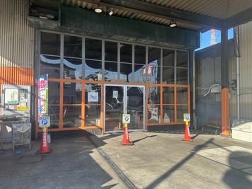 店舗正面と駐車スペースです。 - ロックスター　貸切ドッグラン 貸切ドッグラン　ロックスター　松原店の外観の写真