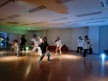 DANCE STUDIO JIGGY 広々30坪　前面、側面鏡張り　レンタルスタジオの室内の写真