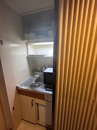 電子レンジ/ケトル/ティーカップが設置されているキッチンはパーテンションで隠せます☆ - 横浜レンタルサロンalbatross 横浜レンタルサロンalbatros-アルバトロス-の設備の写真