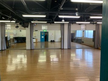 全面カガミで床は木の床です。バレエ・ダンス教室にもご利用頂けます。 - ヤマハウイング北勢堂ビル内 多目的スペース　ホールの室内の写真