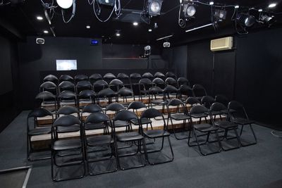 およそ50名収容可能な客席
ひな壇前を座布団にすることも可能 - スタジオ☆異空間の室内の写真