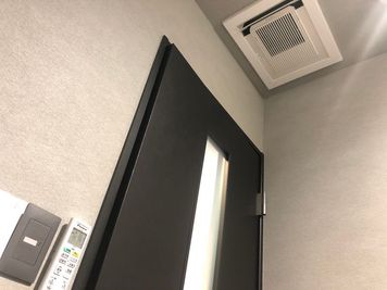 各室個別エアコンです。 - 神戸駅前コワーキングスペース Suki_ma（スキマ） １名_完全個室ブース_神戸駅前スキマ【R-12】 の設備の写真