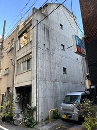 水天宮側から歩いてきて見える外観です。右隣は１台だけのコインパーキングです。 - バンノビル ＠Kakigara（アット・カキガラ）　会議・ネット配信スペースの外観の写真