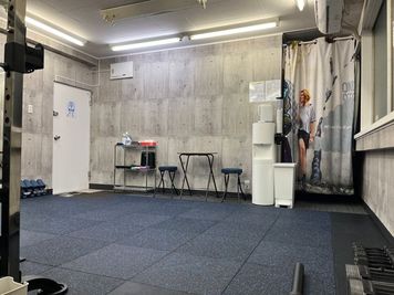 鏡の前は大きなスペースがある個室ジム - ミライトジム大森 東京｜大田区｜完全個室レンタルジム【ミライトジム大森】の室内の写真