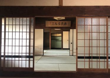 土間から見た部屋の景色です。 - 築130年の古民家。和室に合う撮影会やコーポレート撮影に最適。 築130年の自然光が入る古民家。内容が綺麗な撮影スペース。の室内の写真