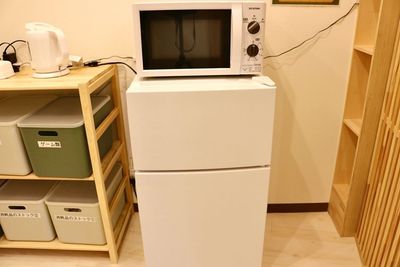 冷蔵庫や電子レンジ、電気ケトルを設置しております。
ご利用の際は、オプション追加をお願いします。 - 中津レンタルルーム 和風モダンな隠れ家的レンタルスペースの設備の写真