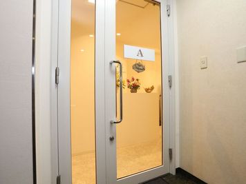 入り口にカウンターあります - エステサロン　Beauty Salon A 心斎橋店 エステルーム　1室の入口の写真