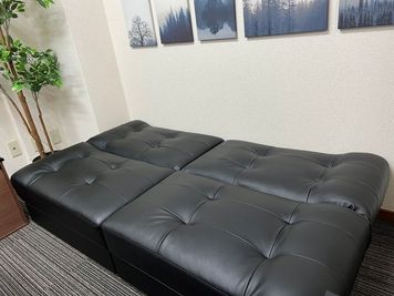 ゆったりくつろげる四人掛けのソファベッドです！！ - FUN SPACE 新宿ウエスト 【駅徒歩6分】FUN SPACE 新宿ウエストの室内の写真