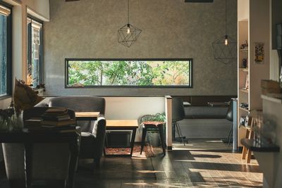 広々空間。大きな窓から日の光のたくさん入るレンタルスペース(キッチン付き飲食店営業も可能) - レンタルスペース&カフェ　Life is sharing.　