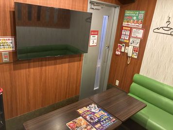 カラオケビッグエコー　なんばアムザ店 《5～8名用》カラオケルーム【サイズM】の室内の写真