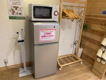 電子レンジ、冷蔵庫ご自由にお使いください - レンタルルームすみよし レンタルルームすみよし　木の香りのお部屋の室内の写真