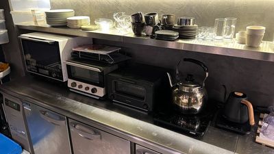 ・厨房設備
オーブンレンジ（東芝）とオーブントースター２台（内一台はバルミューダ）
 - イルミCafeの設備の写真