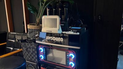 本格カラオケ完備
JOYSOUND
マイク4本、デンモク3台ございます。
（音響設備を使用する際は近隣住民の迷惑にならない基準で調整お願いします） - イルミCafeの設備の写真