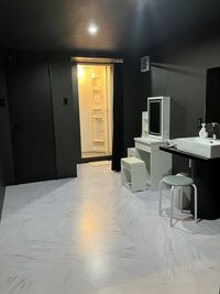 更衣室に洗面台とトイレとシャワールームがございます。 - パーソナルトレーニングジムCROWNの室内の写真