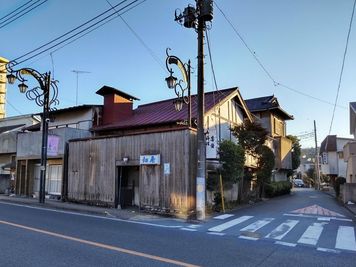 大通り商店街側の食堂入口 - 飯能二八番スタジオ 基本プラン ｜ 食堂と調理場（１階）及び料亭のお座敷（２階）の外観の写真