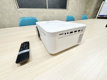 プロジュクターのご用意もあります。（Pericat PJ133E)  - WorkWork　 会議室の設備の写真