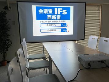 商談スタイルでのプロジェクタ利用 - 会議室 IFs 西新宿 会議室IFs西新宿　安くて便利できれいな会議室♪の室内の写真