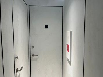 トイレ入口 - frelance lab OMOTESANDO 個室レンタルサロン・レンタルスペース　Aブースの設備の写真