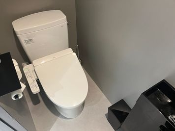 トイレ内部② - frelance lab OMOTESANDO 個室レンタルサロン・レンタルスペース　Aブースの設備の写真
