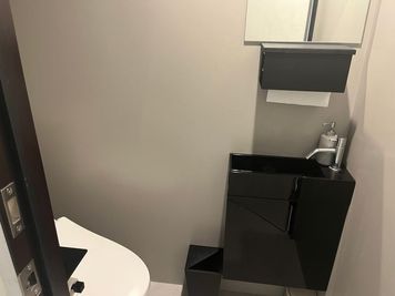 トイレ内部① - frelance lab OMOTESANDO 個室レンタルサロン・レンタルスペース　Aブースの設備の写真