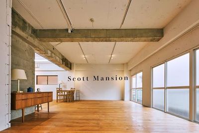 【曙橋駅A2出口より徒歩3分】撮影、ポップアップや展示会に最適な白壁、チーク床のナチュラルなスペース - Scott Mansion