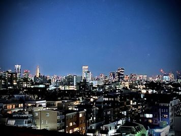 夜のご利用では夜景もお楽しみいただけます - minoriba_三軒茶屋上馬一丁目店 レンタルサロンの室内の写真