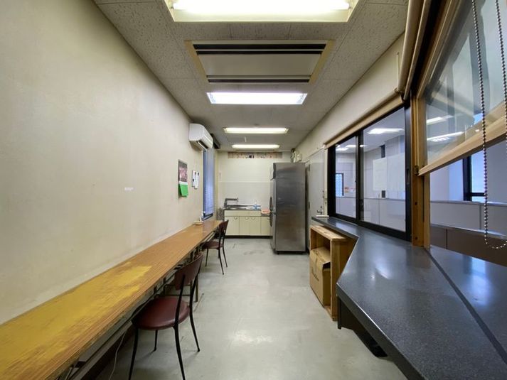 業務用冷蔵庫、シンクあり - ステーションラウンジADORIBAの室内の写真