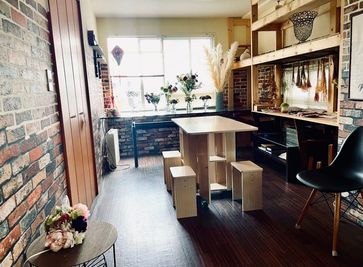 折りたたみ式テーブル・椅子セット
ワークショップなどにもご利用いただけます - RYONAアトリエ キッチン付きレンタルスペースの室内の写真