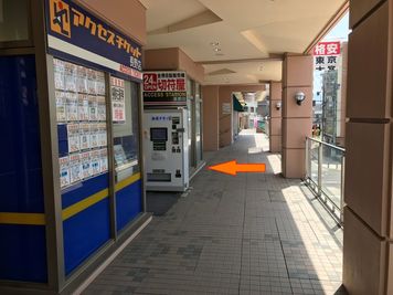 ステラビル連絡通路の一番手前がエイブルさんです。次のアクセスチケットさんの入口からお入り下さい。入りましたすぐ右横がStation Hub 東口店となります。 - Station Hub 東口店 レンタルスペース　東口の外観の写真