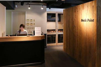 ご来店の際は受付にお声がけください。 - BasisPoint 新橋銀座口店 新橋銀座エリア4名用BOX席(半個室席)の入口の写真