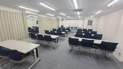 テーブル10台/椅子30脚をご自由にご利用いただけます。 - スタジオパックス南浦和本社店 〈45帖〉各種パーティーや歓送迎会に！【11〜30名様プラン】の室内の写真