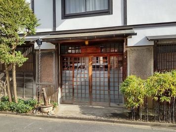 外観、畑屋横丁からお座敷の玄関 - 飯能二八番スタジオ ２階プラン ｜ 料亭のお座敷の外観の写真