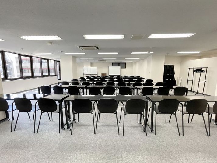 63名着席可能なスクール形式の配置です。 - BasisPoint Lab.新橋赤レンガ通り店 セミナールーム/大会議室の室内の写真