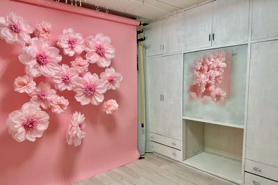 天井にワイヤーネットを設置すれば、軽いものなら吊り下げられます。 - studio Claudel studio Claudel - Croom -の室内の写真