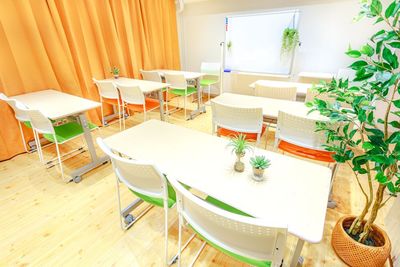 標準的なスクール形式のレイアウト一例です。 - 新大阪貸し会議室 三上plus01 新大阪西中島南方の室内の写真
