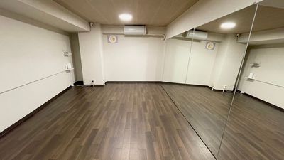 【当スタジオ内観】奥行が3.1〜3.4mあり、複数人利用も可能です。 - ENCE Rental Studio 幡ヶ谷 《幡ヶ谷徒歩3分》レンタルスタジオ※ダンスシューズの着用は禁止の室内の写真