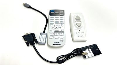 プロジェクターリモコン
スクリーンリモコン
HDMI→VGA端子/USB Type-C 変換アダプタ - 梅田 レンタルスペース会議室 駅近 梅田 3Fレンタルスペース貸会議室 駅近42名着席可の室内の写真