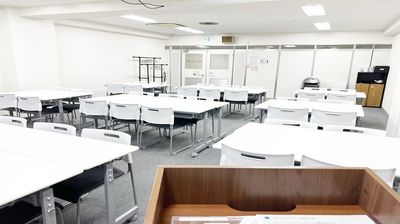 島型（横）のレイアウト
前方左手 演台からのアングルです - 梅田 レンタルスペース会議室 駅近 梅田 3Fレンタルスペース貸会議室 駅近42名着席可の室内の写真